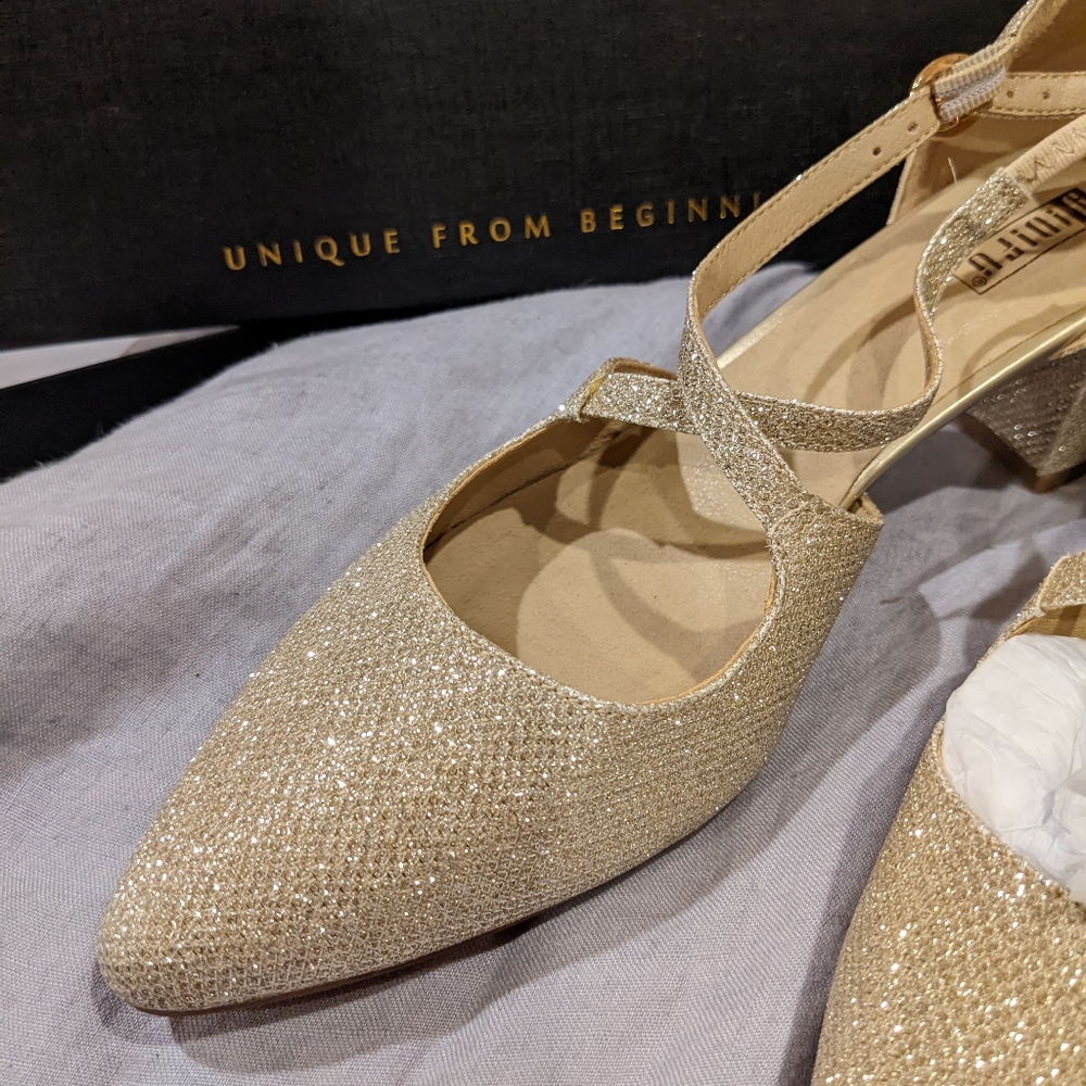 Gold dress shoes, great for galas, prom or a wedding!